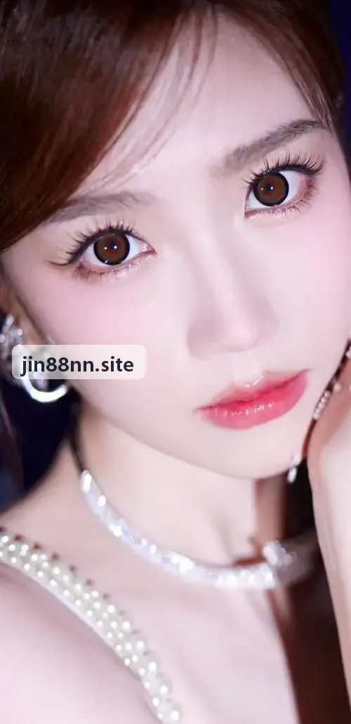 iPhone 12 đang mở JIN88 app iOS